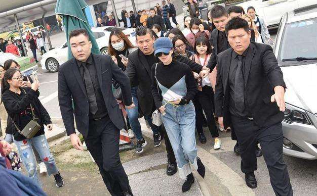 张一山|自以为自己很红，机场上厕所带了2排的保镖，张一山当场就蒙圈：这谁啊