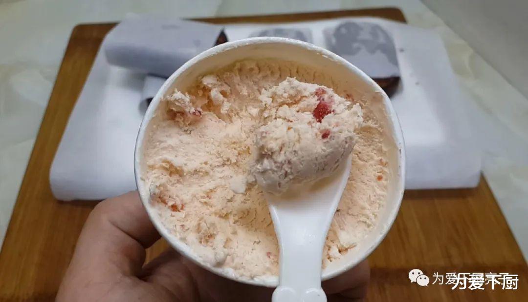 『雪糕』4个鸡蛋，1袋牛奶，冰箱里一放，做出特色雪花，吃过就念念不忘