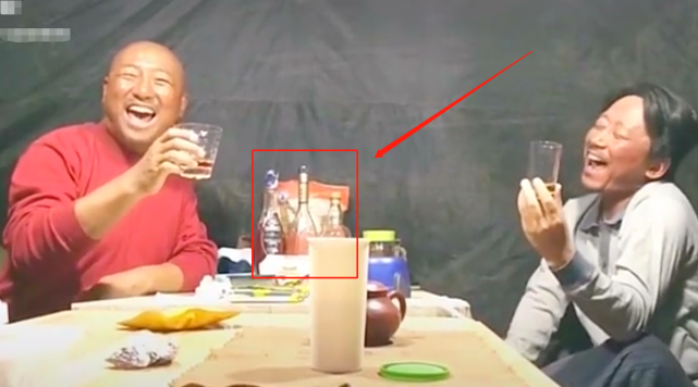 胡明@“李春来”和“马大胆”收工后同桌喝酒，地方简陋难挡两人好心情