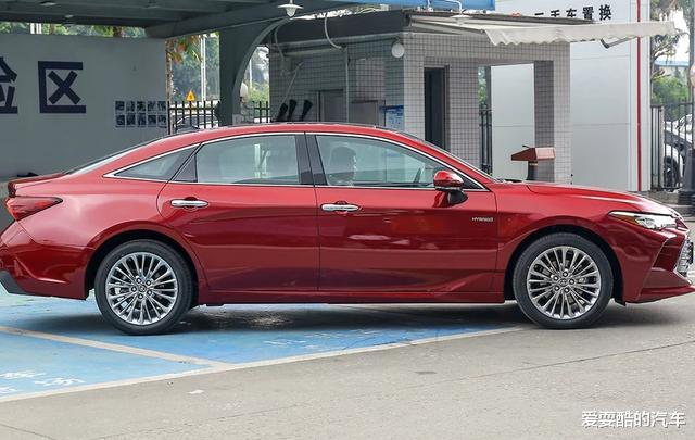 「亚洲龙」亚洲龙都没它憋屈，6.9秒破百比A4L帅气，丐版配隔音玻璃却难上量