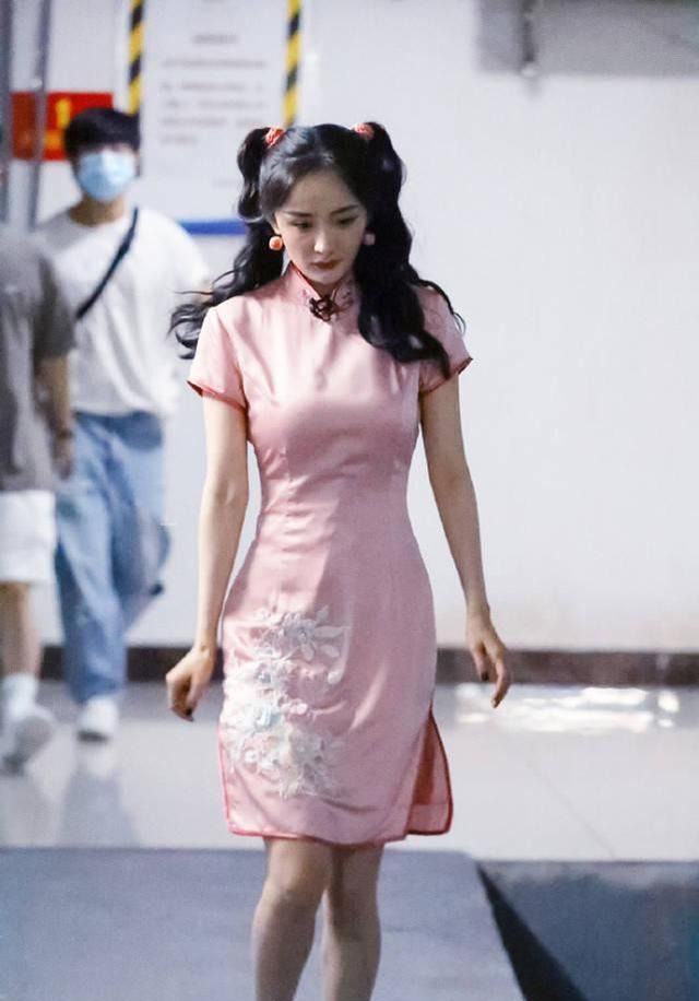 杨幂|有一种“极致美”叫杨幂穿旗袍,大玩下衣失踪,还秀出“蚂蚁腰”