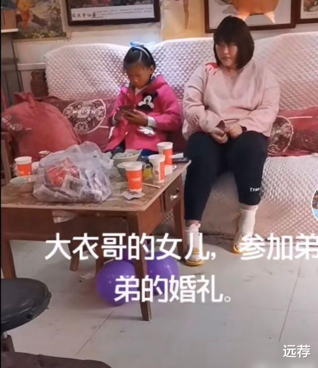 朱之文|大衣哥爆肥女儿被嫌弃？被曝不准参加哥哥婚礼！一人独坐狂吃零食