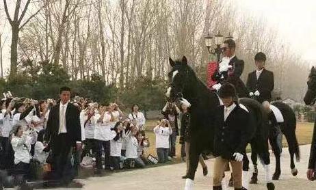 「黄晓明」黄晓明拒绝湖北籍员工离职，员工问薪资发放问题，霸气回复员工