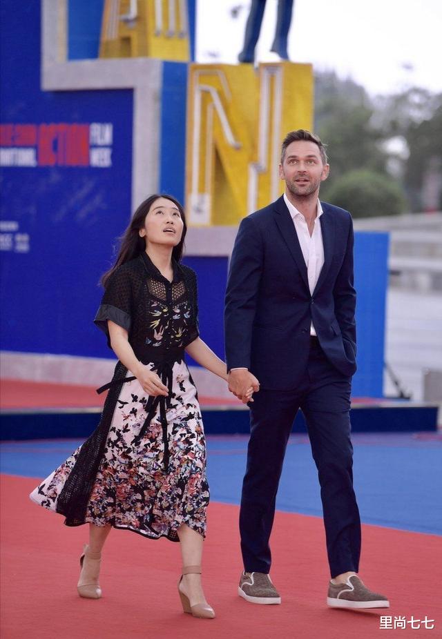 张艺谋▲张艺谋大女儿罕见露面，180外籍老公太帅气，穿西装踩布鞋真酷