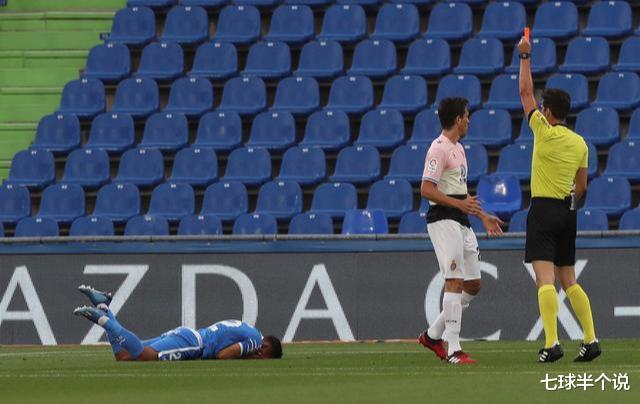 【武磊】生气！武磊被换下遭赫塔菲球员动手挑衅，武磊用1动作回击太聪明！