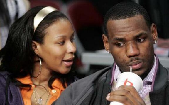 #勒布朗·詹姆斯#特殊时期无法外出，詹姆斯在家让詹嫂很开心，与年轻时差别很大