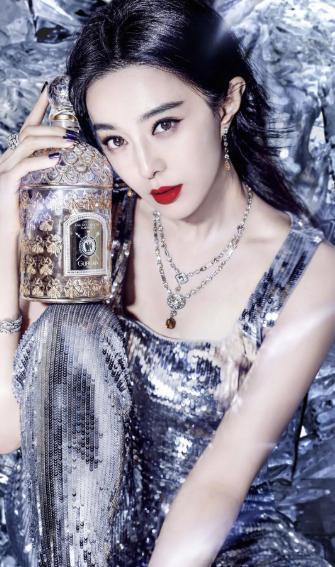 范冰冰|夜晚，已退圈653天的范冰冰，被曝饭局\陪\大佬，冯小刚低头不语