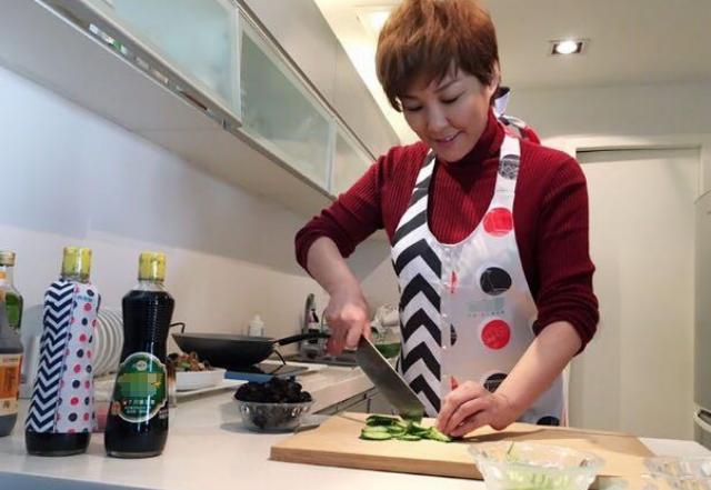 |参观主持人李静的豪宅，每天都在家里做饭，厨房却干净得一尘不染