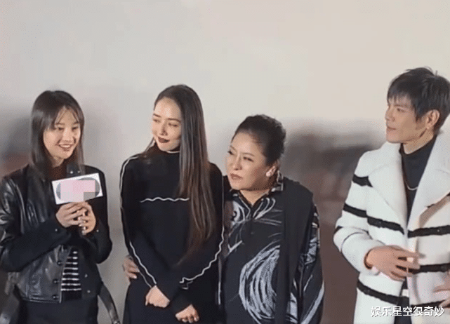 「郑爽」向佐转头看郑爽，谁注意郭碧婷的动作？“小向太”就是不一样