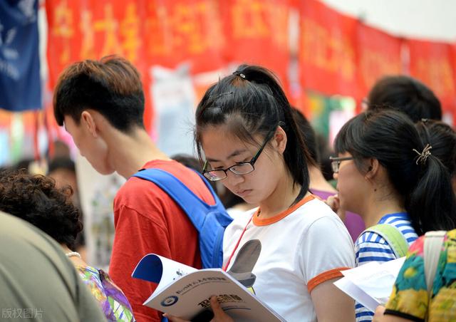 本科线|激增!大量高职投档分超本科线,可仍有百所院校0人投档