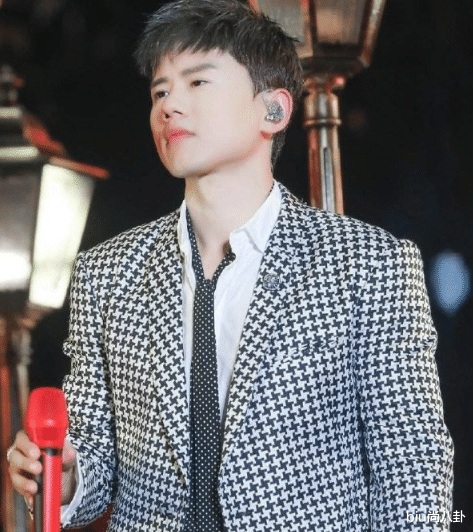 「谢娜」谢娜每月零花钱高达15万，得知张杰的年收入后，这爱情我羡慕了