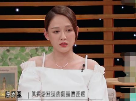 【陈乔恩】陈乔恩杀青男友送蛋糕，谁注意卡片最后的备注？比偶像剧情节还甜
