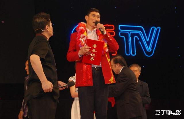 朱之文|50岁朱之文终于买车了，村民看见车子后怒喷：终于漏出真面目