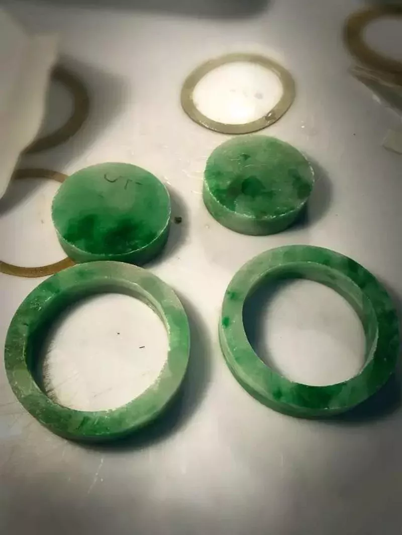 [翡翠]新拿下的翡翠原石上皮壳见藓，却刀刀见涨，值了