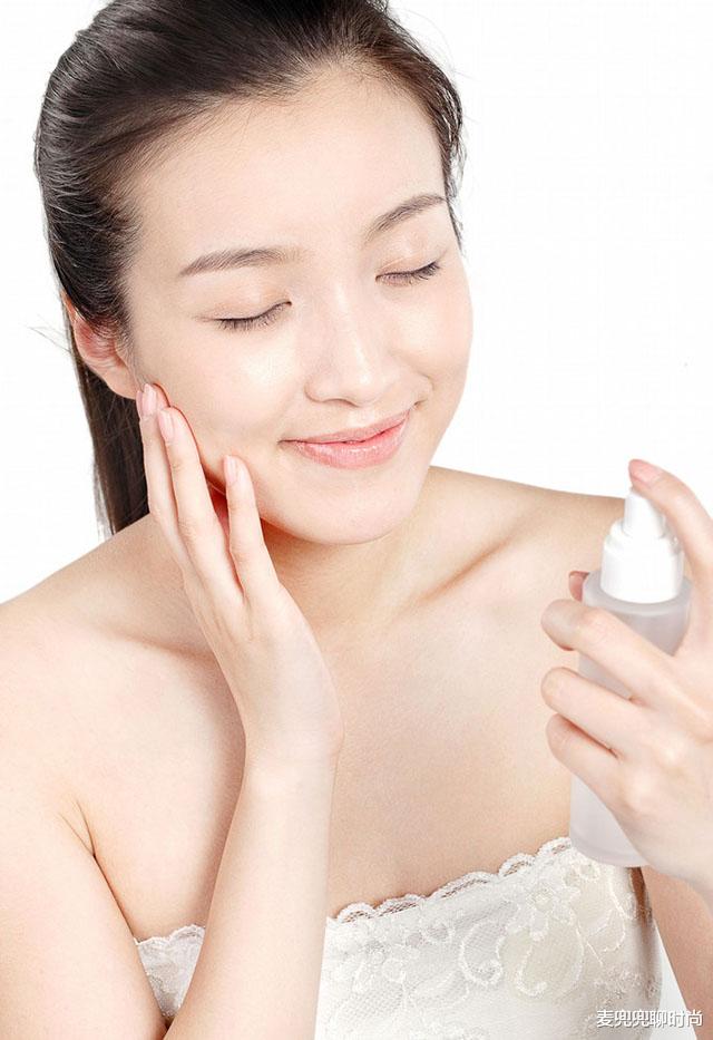 『面膜』女生敷完面膜后，建议擦点它在脸上，坚持两月后，嫩成“婴儿肌”