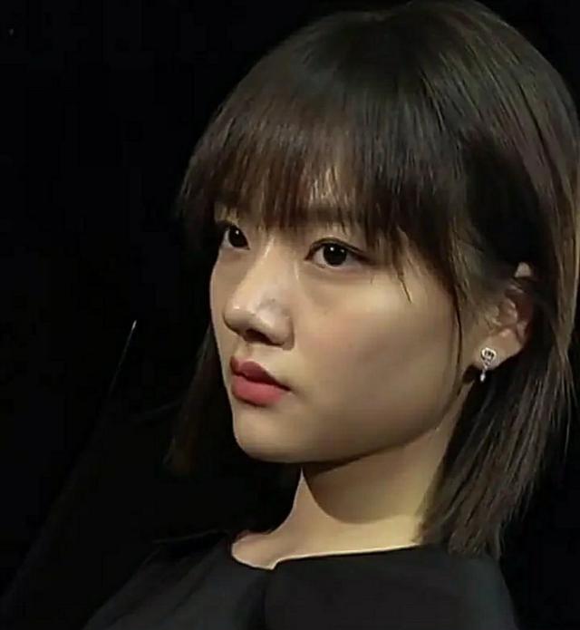 女明星特写镜头下的尴尬，眉毛稀疏不算什么，卡粉浮粉一言难尽