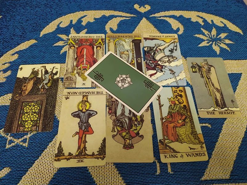 【】塔罗:你对他余情未了,他心里有没有你,还会想你吗?望未来可期