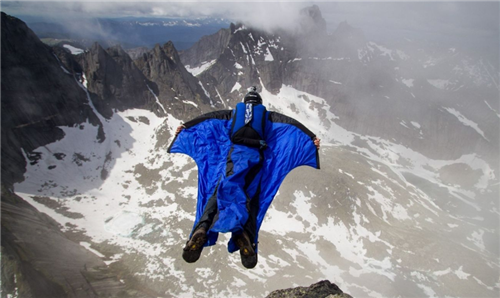 『』她为实行“飞行梦”，花100万美元在身体植入翅膀，如今活成了这样