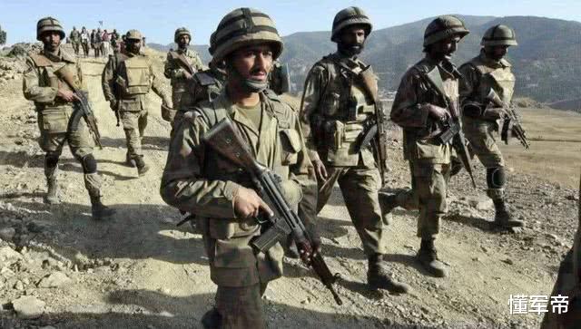 「印度」印军精疲力竭抵达班公湖，发现猛士车队从天而降，哀叹这仗没法打