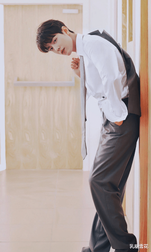 王一博▲最新明星权力榜：任嘉伦第三，王一博第二，第一实至名归