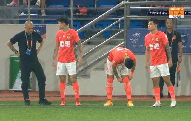 杨立瑜|广州恒大搞笑一幕：杨立瑜叉腰，被卡帅一把打掉，球迷交口称赞