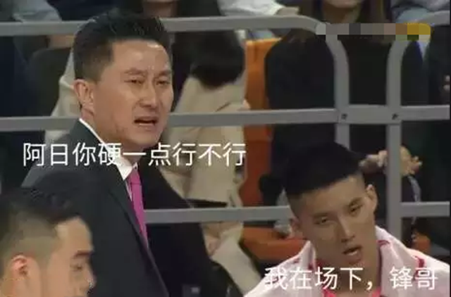 杜锋：你敢信？徐杰走步，胡明轩传球失误，杜锋不但没生气，还笑得很可亲！