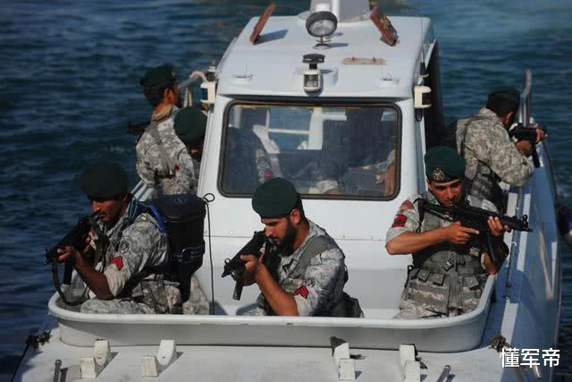 伊朗：大国卫星露出隐藏实力，美舰火速撤离海峡躲避，数枚导弹摧毁目标