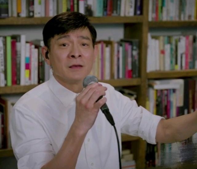 郑伊健▲53岁郑伊健带老婆现身恩爱满满，跟58岁刘德华比可不止5岁的差距