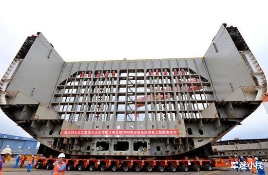 003型航空母舰：003航母迎来重大节点，分段已被运走入坞组装，最快明年就能下水