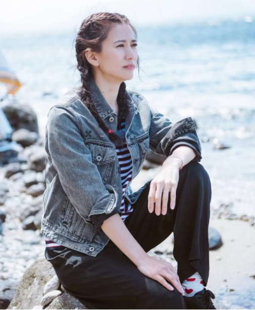 发型|48岁袁咏仪换新发型，直发烫卷发气质更出众，美得精致又高级！