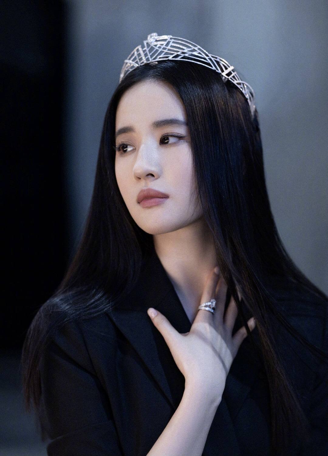 连衣裙|孙艺珍刘亦菲穿同款连衣裙,中韩女神之间,隔的不只是5岁年龄差