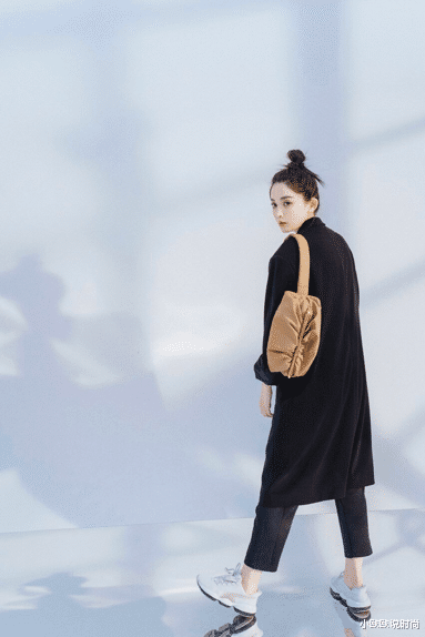 古力娜扎■娜扎轻松驾驭金属chocker,攻气十足A爆了,造型超超酷