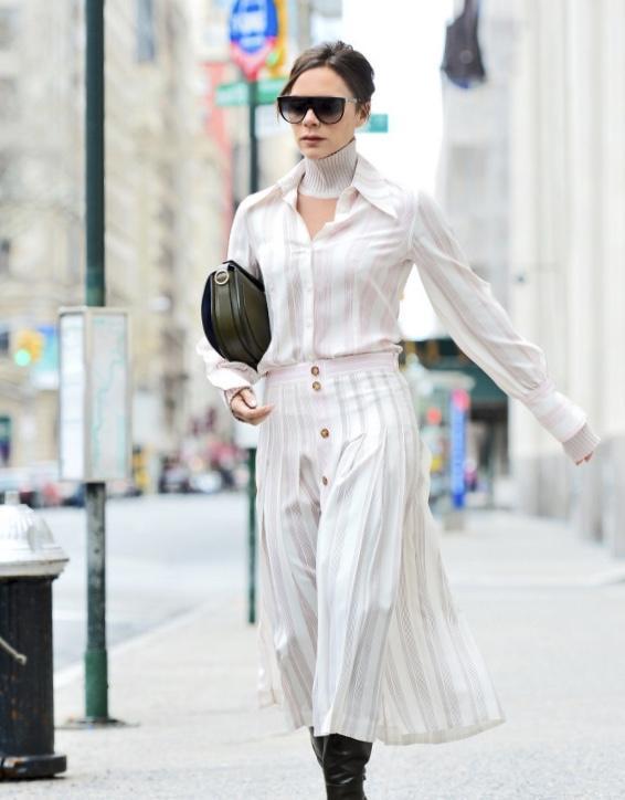 西装|杨澜的精致感无处不在,穿浅灰色西装套裙走机场,短发真显年轻