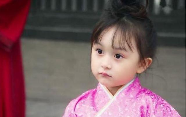 #整容#她2岁出道年入百万,因颜值太高“被禁止整容”,如今变这样