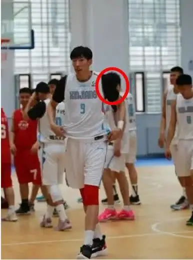 「周琦」消失101天！周琦增重34斤，近照手臂孔武有力，吨位超越波神