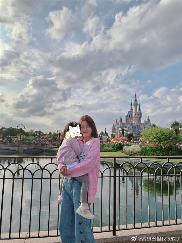 張子萱帶女兒遊玩迪士尼，抱著女兒臉上洋溢著幸福的微笑-圖3
