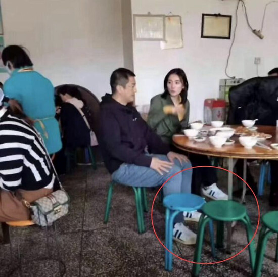 周依然|李亚鹏与小19岁女友再同框！穿情侣鞋吃饭都牵着手，女方加入嫣然基金