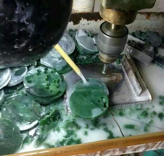 「翡翠」老爸1万买的翡翠原石，切开干巴巴的，看他如何扭转乾坤？