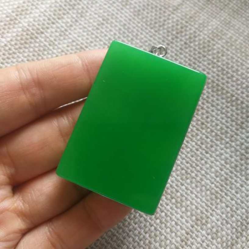 「玉雕」帝王绿的来历！论这奇石佩戴的好处，是否真如此神奇？