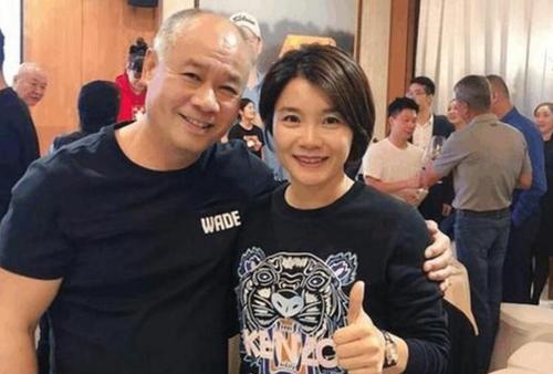 【李宁】李宁身价过亿,却过度劳累,57岁机能下滑满头白发,妻子风韵犹存