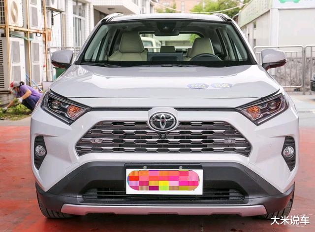 「丰田RAV4」丰田成功了！SUV上市一分不降，30天销量破万，百公里5L，力压途岳