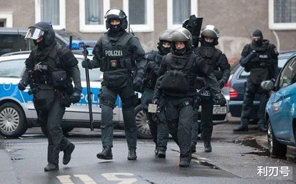 德國警察踐踏禱告地毯，埃爾多安撂下狠話：歐洲人活膩瞭吧？-圖2