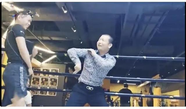 螳螂拳：又来一位狂徒！螳螂拳大师：不惧泰森，能30秒戳瞎武僧一龙的眼睛