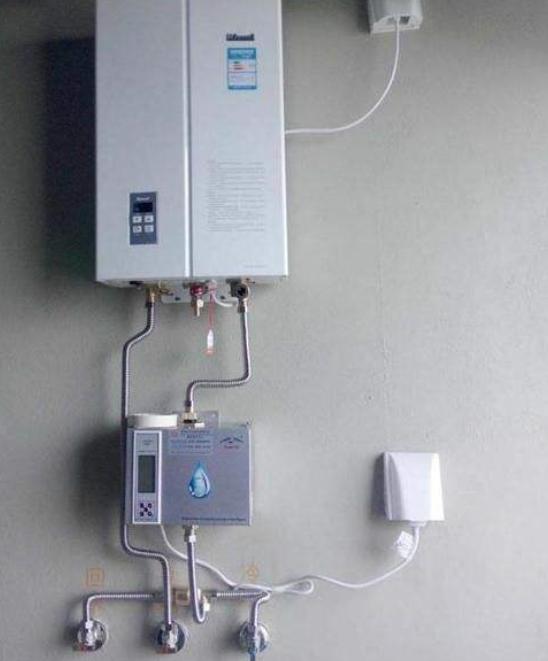 「热水器」想要省电费怎么做?在热水器旁装个\它\,比邻居少交一半电费