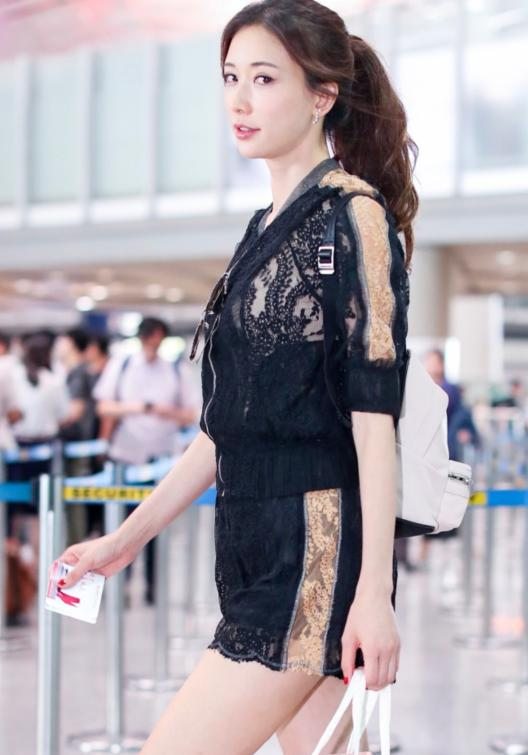 林志玲|林志玲这衣服真挺有亮点的，身子前面挡块蕾丝，好身材没藏住