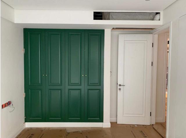 老年小妙招|有钱人从不在卧室装衣柜，而是用它来代替，有档次收纳衣服多