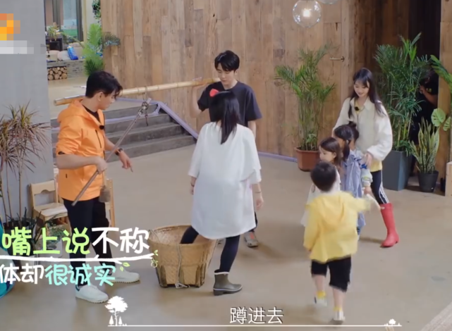 『谭松韵』谭松韵蹲“箩筐”里称出体重快100斤,谁注意称重时郑爽的举动?真实了