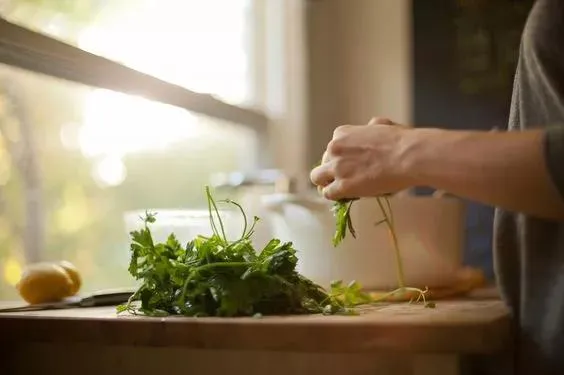 肺炎▲人参一斤，不如它一株，春日吃春菜，吃得贵不如吃得对！