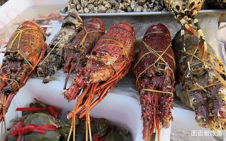 粉色|中国游客在非洲旅游，吃4只龙虾扔下500就走，为何却被当地人拦下