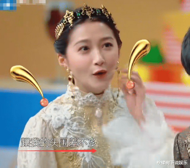 吉娜·爱丽丝@贾玲量完吉娜腰围羡慕,谁注意一旁关晓彤的表情?女生都懂